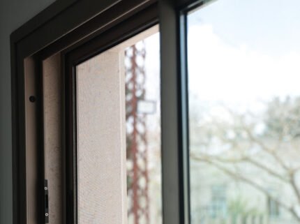 Sliding window with sliding net